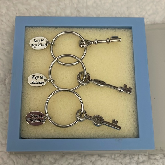 LIQUIDATION SALE Keyrings - Picture 2 of 2